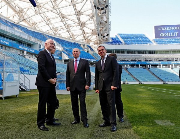 Путин проинспектировал с главой ФИФА стадион "Фишт" и провел заседание, посвященное ЧМ-2018