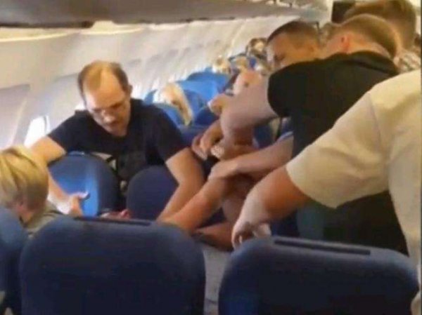 Пьяные россияне подрались в самолете по дороге в Ереван