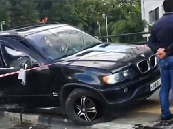 Лихач на BMW в Новой Москве сбил пешеходов на тротуаре как кегли: появились первые видео