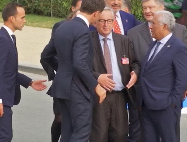 Шатающийся глава Еврокомиссии Юнкер чуть не завалил Порошенко на саммите НАТО (ВИДЕО)