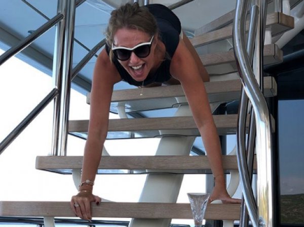 "Я как бы не трусиха": Собчак устроила пьяные танцы на яхте