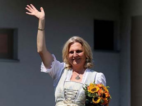 Танцевавшая на свадьбе с Путиным глава МИД Австрии упала в обморок на Европейском форуме