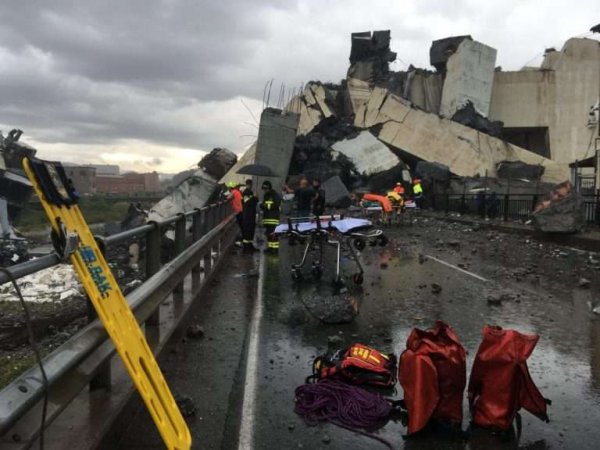 Момент обрушения моста в Генуе попал на видео: уже 30 погибших