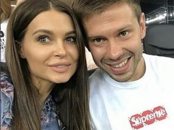 В Сети появились фото и информация о девушке Смолова, чью машину за 9 млн разбил футболист