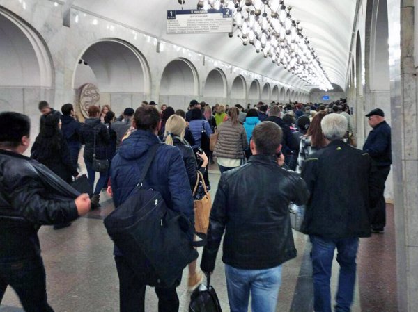 На Замоскворецкой линии метро Москвы произошел сбой: на "зеленой" ветке встали поезда