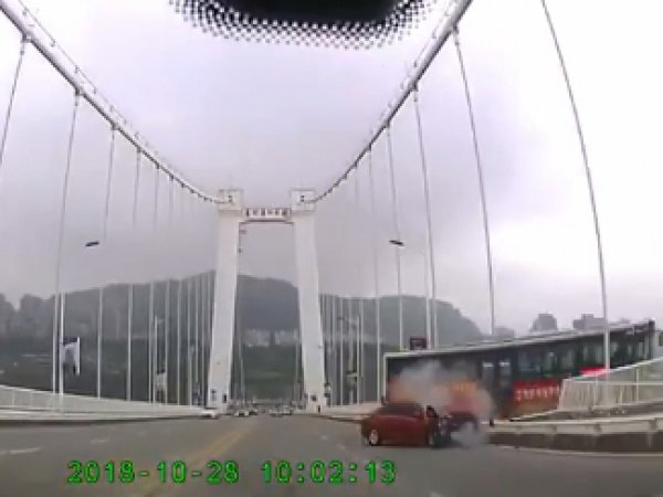 Автобус рухнул с моста после драки пассажирки и водителя: опубликовано видео из салона