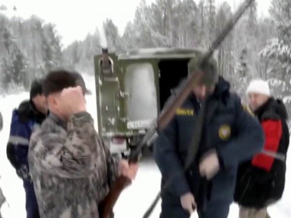 "Царская охота": убивший спящего медведя иркутский губернатор учил внука стрелять по кабанам в клетках