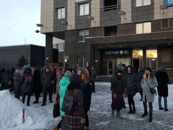 По Сибири прокатилась новая волна "телефонного терроризма": эвакуируют десятки школ и больниц