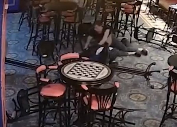 В Москве бармен-борец задушил клиента на открытии паба: убийство попало на видео