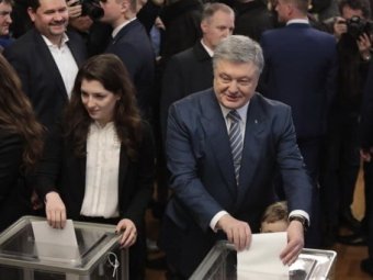 Выборы президента на Украине 2019, последние новости: внук Порошенко затоптал бюллетень деда (ВИДЕО)