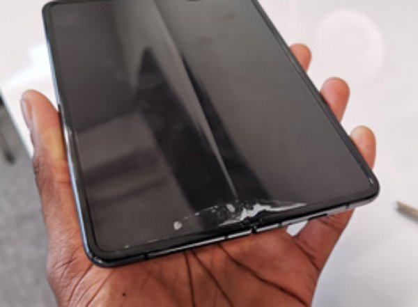 Складные смартфоны Samsung Galaxy Fold сломались сразу после начала работы