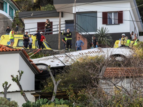 Страшная авария на Мадейре: в Португалии 29 человек погибли в ДТП с туристическим автобусом (ВИДЕО)