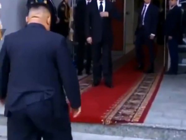 "В КНДР за это видео бы расстреляли": Ким Чен Ын с заправленным в штаны пиджаком развеселил Сеть