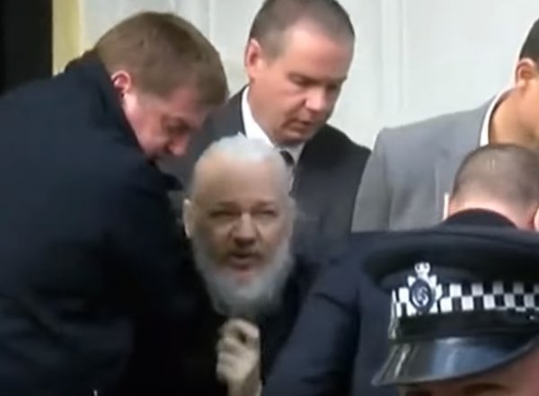 Вынесли под руки старика с бородой: видео задержания Ассанжа в Лондоне шокировало Сеть