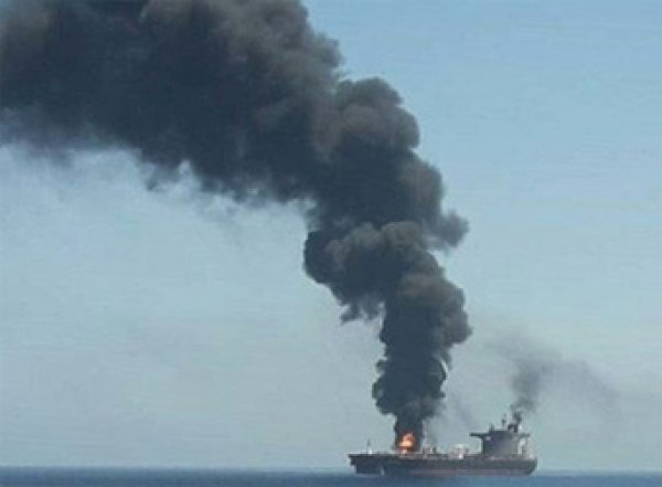 С горящего танкера в Оманском заливе сняли 11 россиян (ВИДЕО)