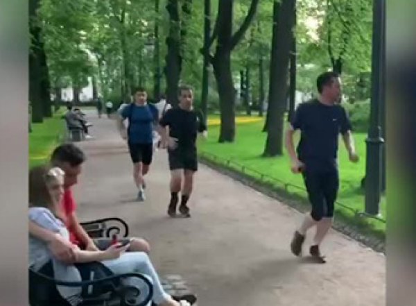 "Крепенькие ножки": бегущий по Петербургу Саркози попал на видео