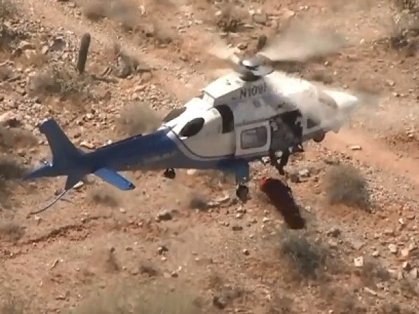 Спасатели на вертолете эвакуировали пенсионерку, устроив ей жуткий аттракцион (ВИДЕО)