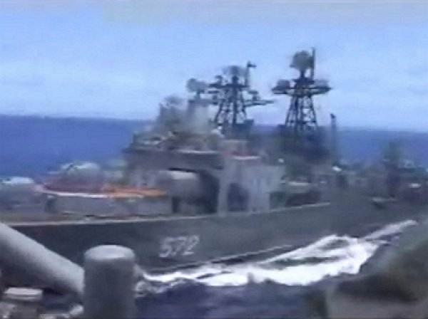 Опубликовано видео опасного маневра крейсера ВМС США возле российского корабля