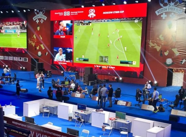 "Хватит так нагло пилить бабки": в Москве на турнир по киберспорту за 37,5 млн рублей пришли 10 человек