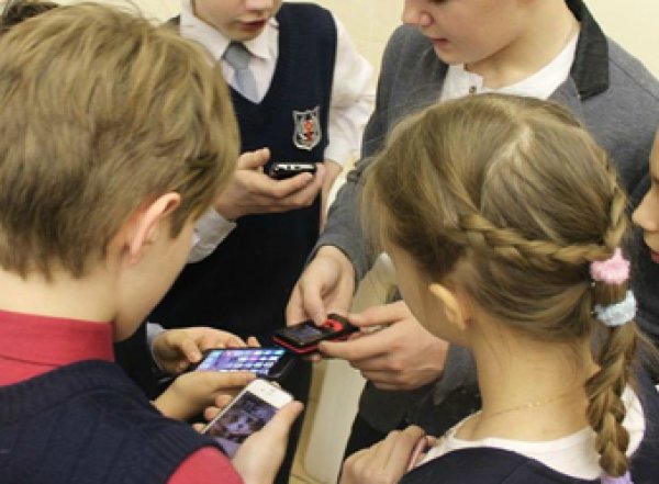 В российских школах могут запретить мобильные телефоны