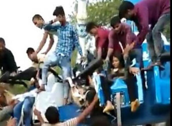 Гибель людей на аттракционе в индийском парке развлечений попала на видео