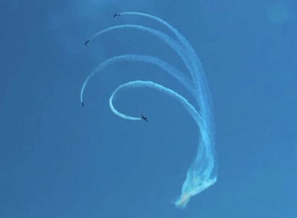 Видео новой фигуры высшего пилотажа "Пропеллер" от российских летчиков выложили в Сеть