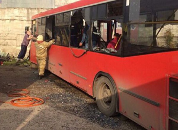 В Перми автобус врезался в стену: один погиб, 32 человека ранены (ФОТО, ВИДЕО)