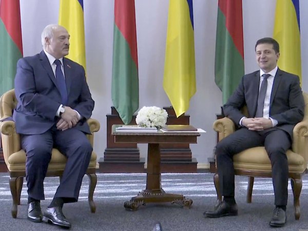 Лукашенко на встрече с Зеленским назвал Украину Россией и напугался "Владимиром Владимировичем"