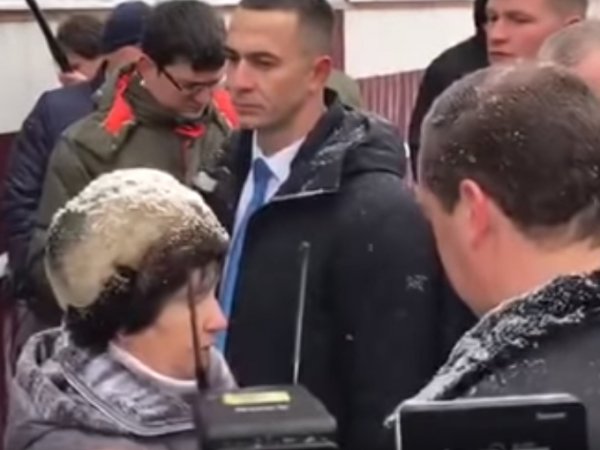 На Алтае женщина упала на колени перед Медведевым, устав бороться с местными чиновниками (ВИДЕО)