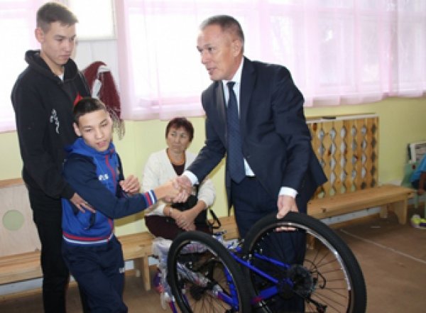 "Мы были в шоке": башкирский депутат подарил ребенку с костылями велосипед