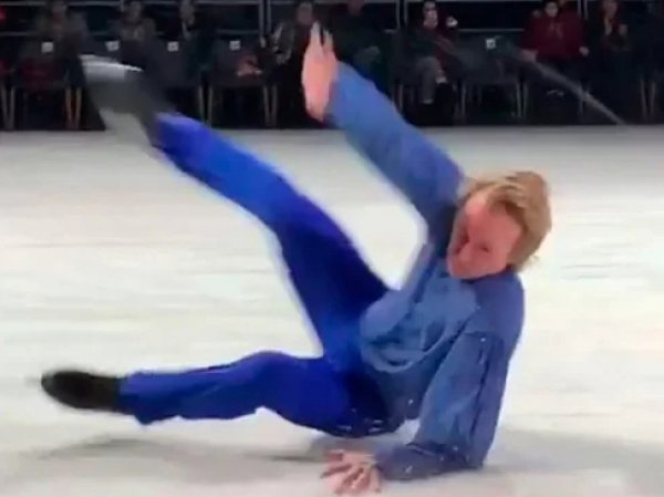 "Все в зале увидели фонтан воды": Плющенко во время шоу на льду в прыжке пробил коньком трубу