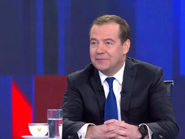 Медведев ответил на вопрос Ивлеевой о запрете YouTube. В Сети требуют рассказать о самолете жены