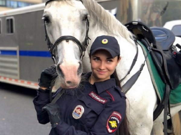 "Я разочарована в системе": в Москве сотрудницу конной полиции уволили из-за подписки на Навального