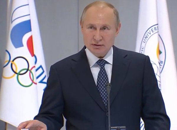 "Нервно смеется седой звукоинженер": конфуз с микрофоном Путина попал на видео