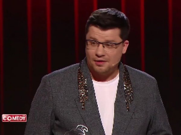 "Вот ваш глаз": неадекватная гостья Comedy Club довела до истерики Гарика Харламова (ВИДЕО)