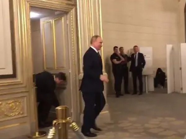 СМИ показали, сколько человек сопровождает Путина в туалет (ВИДЕО)