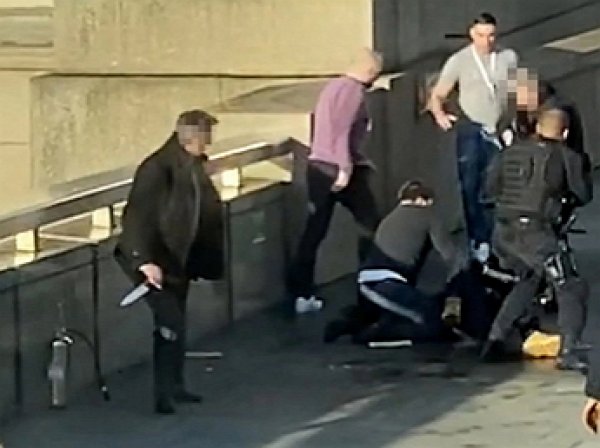 Обезвредивший лондонского террориста бивнем нарвала убийца попал на видео
