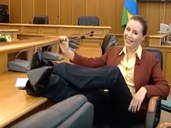 Неприличное видео с Михалковой из "Уральских пельменей" в кабинете депутата всплыло в Сети