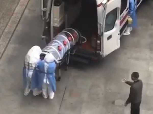 Перевозка зараженного короновирусом пациента из Китая напомнила сцену из фильма ужасов (ВИДЕО)