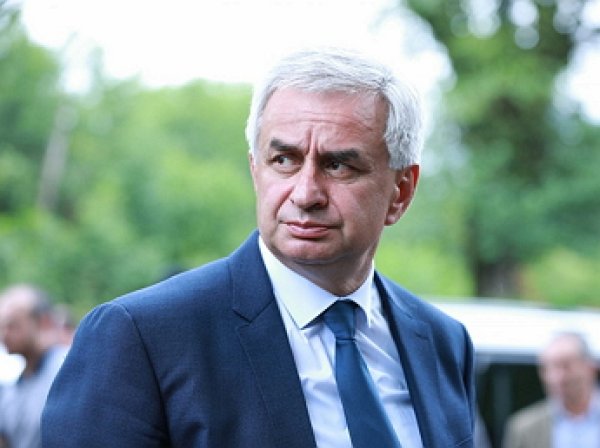 Парламент Абхазии проголосовал за отставку президента Рауля Хаджимбы