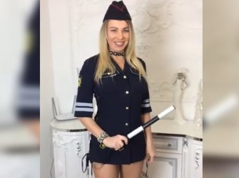 Стриптизерша извинилась перед полицией за эротический танец в форме ГИБДД