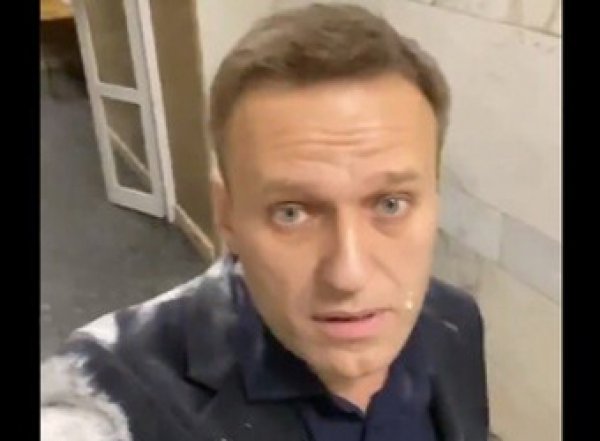 Навального в Москве обсыпали мукой и облили молоком (ВИДЕО)