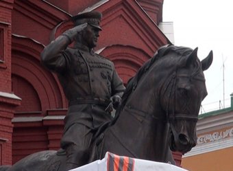 Памятник Жукову на Манежной площади заменили на новый: теперь маршал отдает честь (ФОТО)