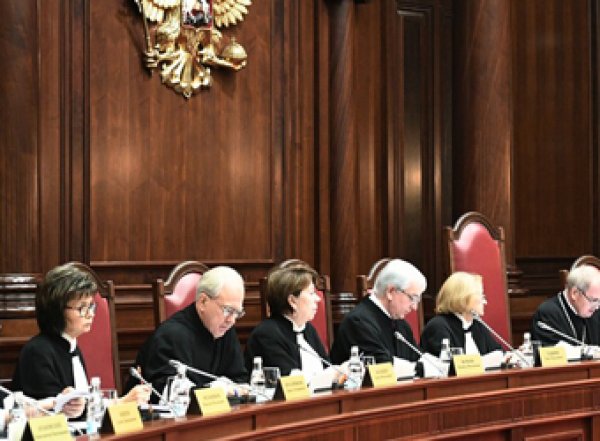 "Политические шлюхи": Конституционный суд разметил на своем сайте статью про противников поправок