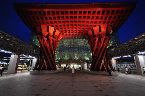 Станция Канадзава, Канадзава, ЯпонияПервое время местные жители были несколько встревожены слишком современным дизайном входа на вокзал Канадзава. Деревянные колонны ручной работы и стеклянный купол в виде зонтика как бы сталкивались с традиционной архитектурой старого городского дворца (лучше всего сохранившегося во время войны), в котором в 2005 году разместился сам вокзал. Однако вскоре станция стала так популярна среди фотографов и туристов, что полюбилась и скептикам, вдруг увидевшим всю красоту постройки. (Фото: Todd Fong)