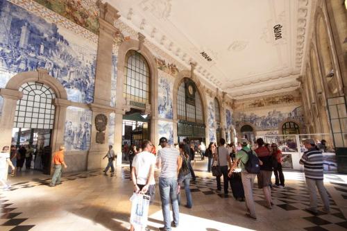 Железнодорожный вокзал Сан-Бенту, Порту, ПортугалияВнешне напоминающий парижскую архитектуру XIX века, с мансардной крышей и каменным фасадом, этот вокзал, конечно, красив и снаружи. (Фото: qitsuk)