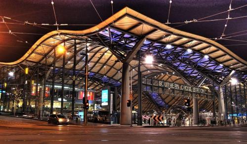Станция Саутерн-Кросс, МельбурнНосивший ранее название Спенсер Стрит, этот вокзал стал называться Саутерн-Кросс после сложной модернизации в 2005 году. Его волнистая крыша простирается на целый квартал и напоминает плавающее по воздуху одеяло, установленное на Y-образных колоннах. (Фото: Jes)