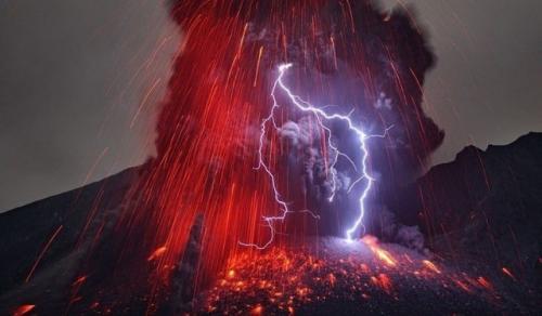 Грязевые грозы, также известные как вулканические молнии. Возникают, когда молния &#8206;появляется в вулканическом шлейфе.
