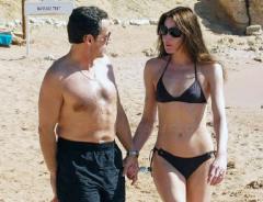 Папарацци все-таки удалось заснять Саркози с Бруни на пляже