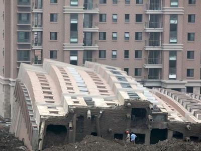 В Китае многоэтажный дом рухнул набок